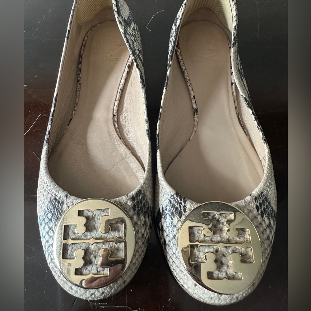 Tory Burch Black and Cream Reva Flats with Logo Medallion 9 VGUC